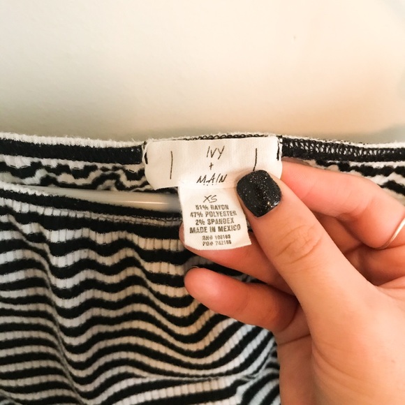 XS Bell Sleeve Off-the-Shoulder Top - Picture 4 of 4